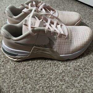 Nike Women's hyperlift shoes